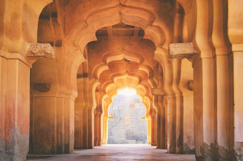 Lotus Mahal bogen tijdens de zonsondergang in de Hampi temple in India