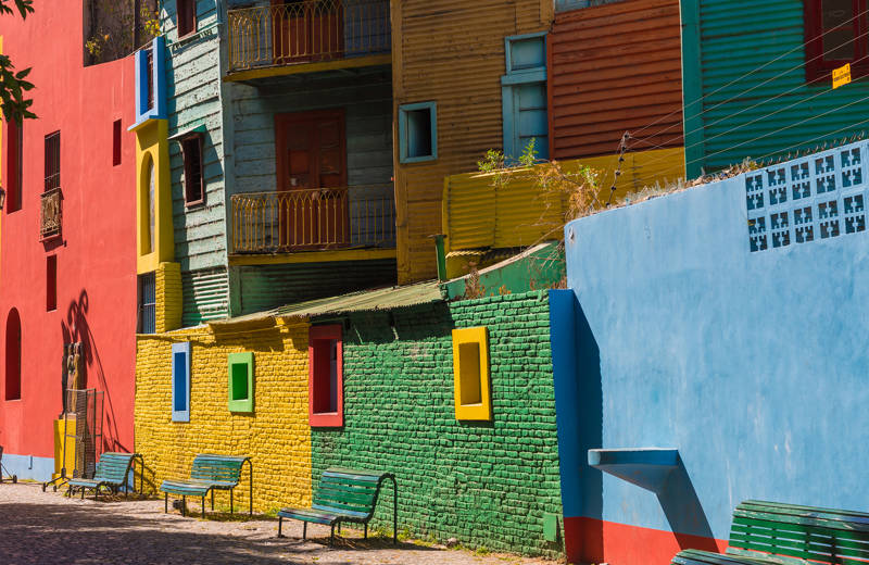 Kleurrijke straat in Buenos Aires, Argentinië