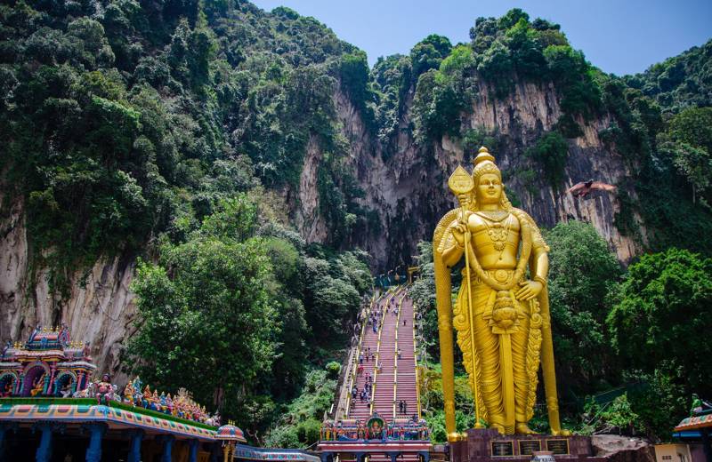 Gouden standbeeld bij de Batu caves in Kuala Lumpur