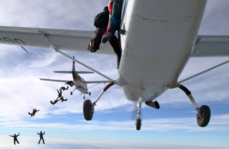 Parachutespringers springen uit vliegtuig | 13 redenen waarom reizen goed is voor je hersenen | KILROY