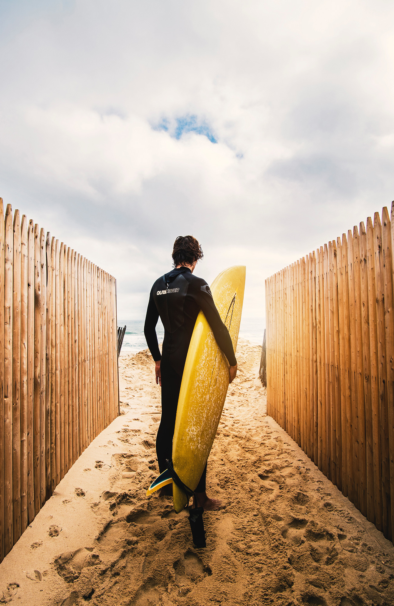 surfing-surd-dude-getting-ready-sidebar
