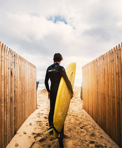 surfing-surd-dude-getting-ready-sidebar