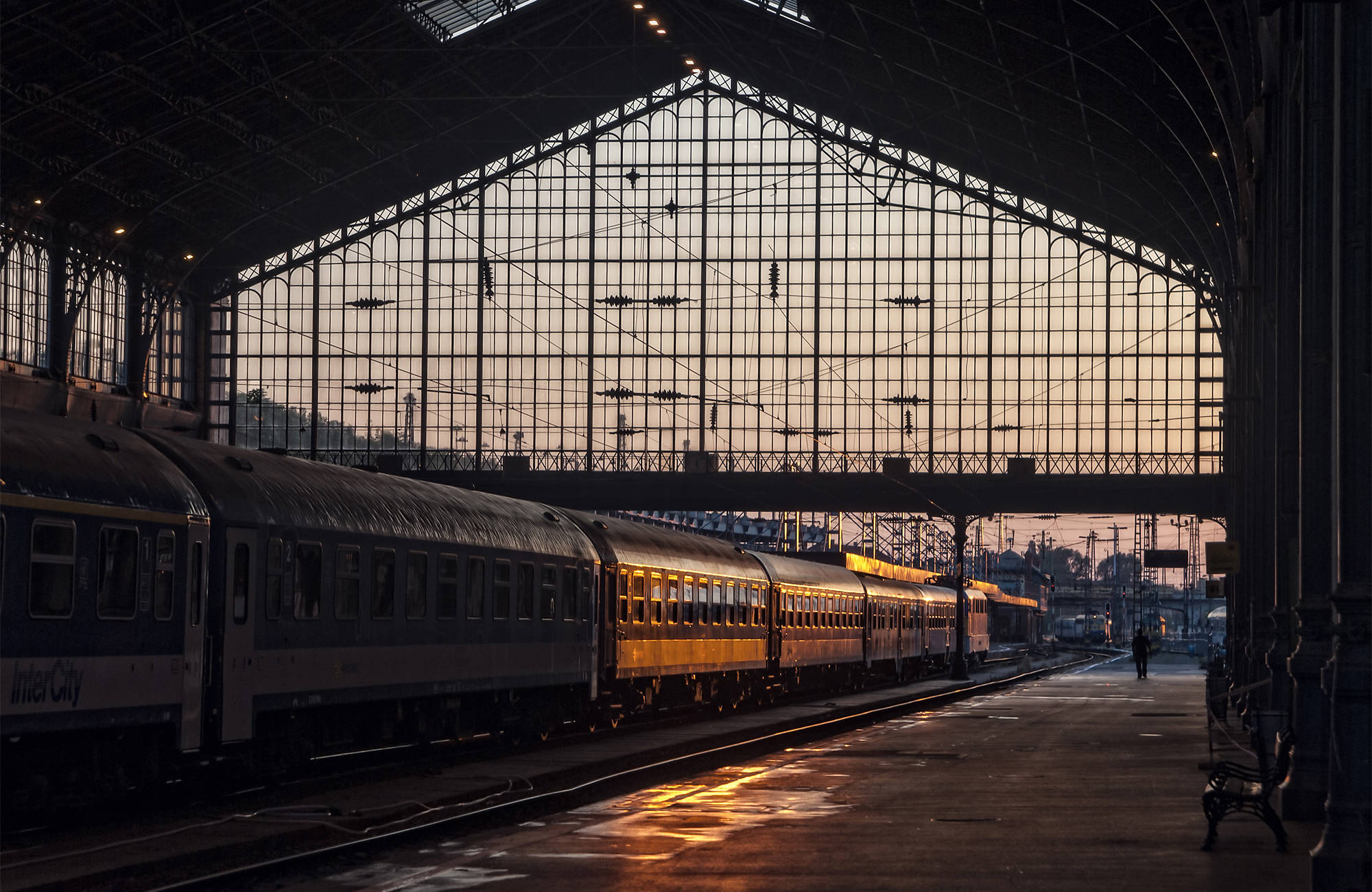 treinstation in Boedapest bij zonsondergang | Interrailen met KILROY