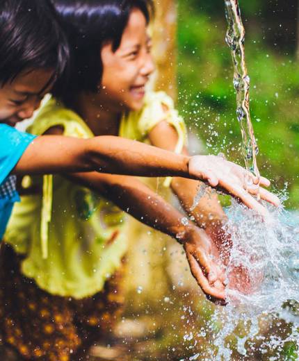 Kindjes die met water spelen in Thailand, Azië