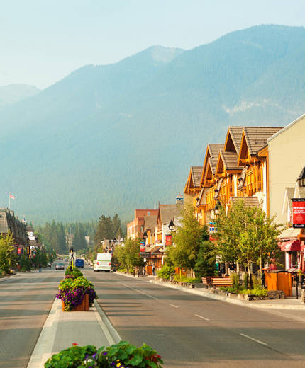 Straat in Jasper, Alberta in Canada met bergen op de achtergrond