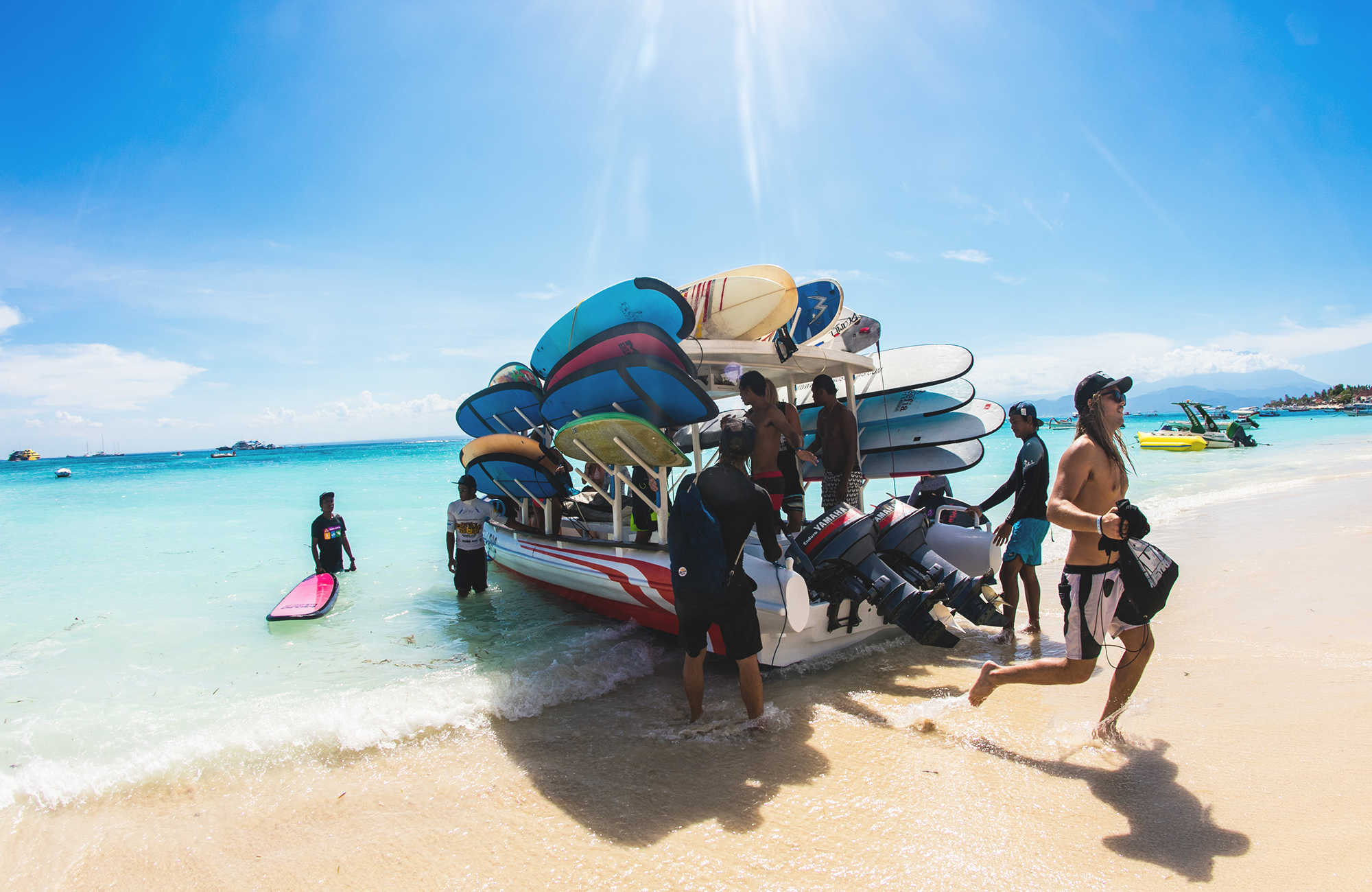 Boot met surfboards op Bali