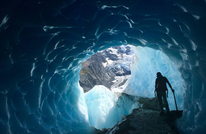 Hiken in een ijsgrot bij de Tasman Glacier in Nieuw-Zeeland