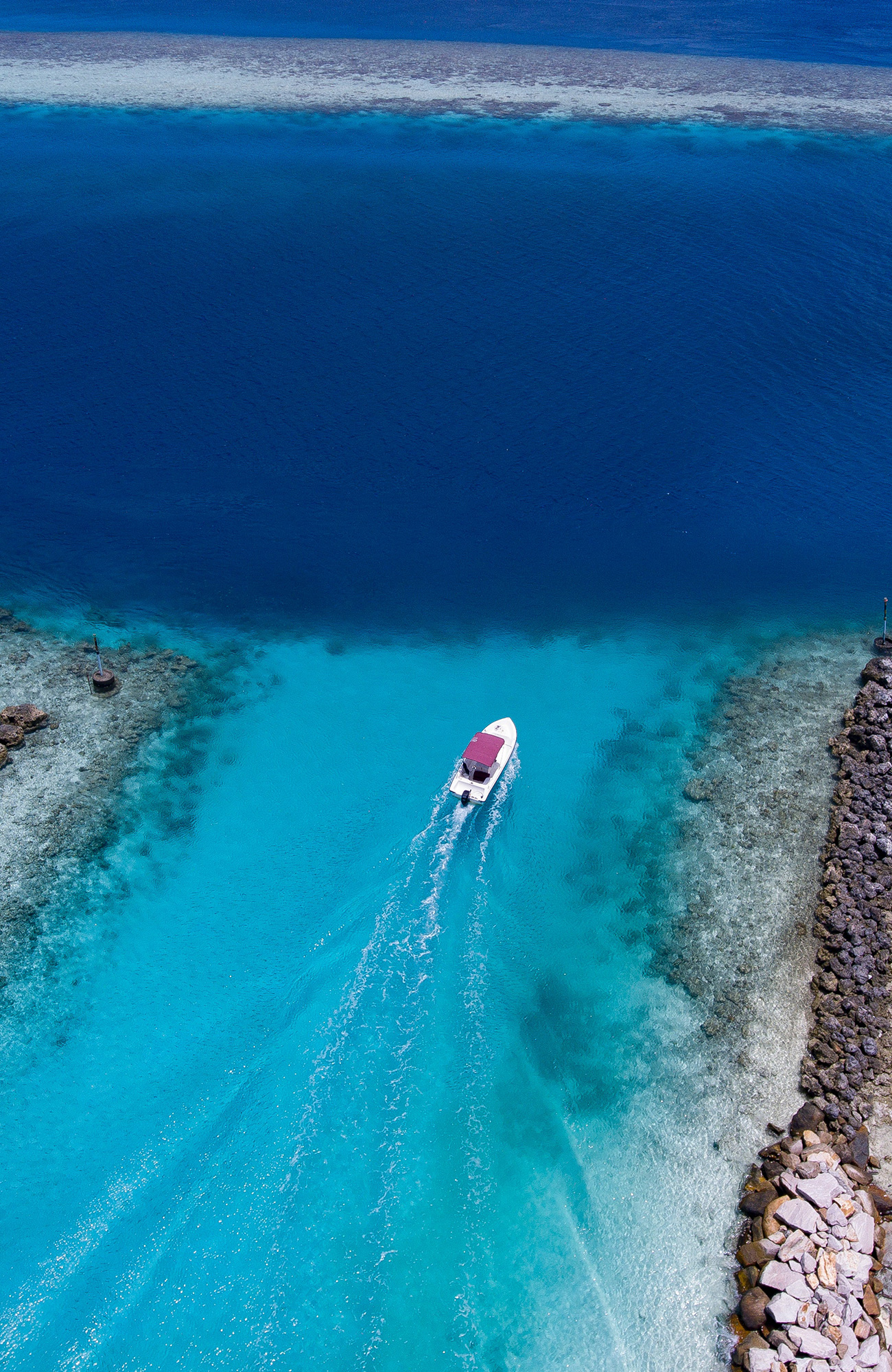 sailing-maldives-boat-reef-sidebar