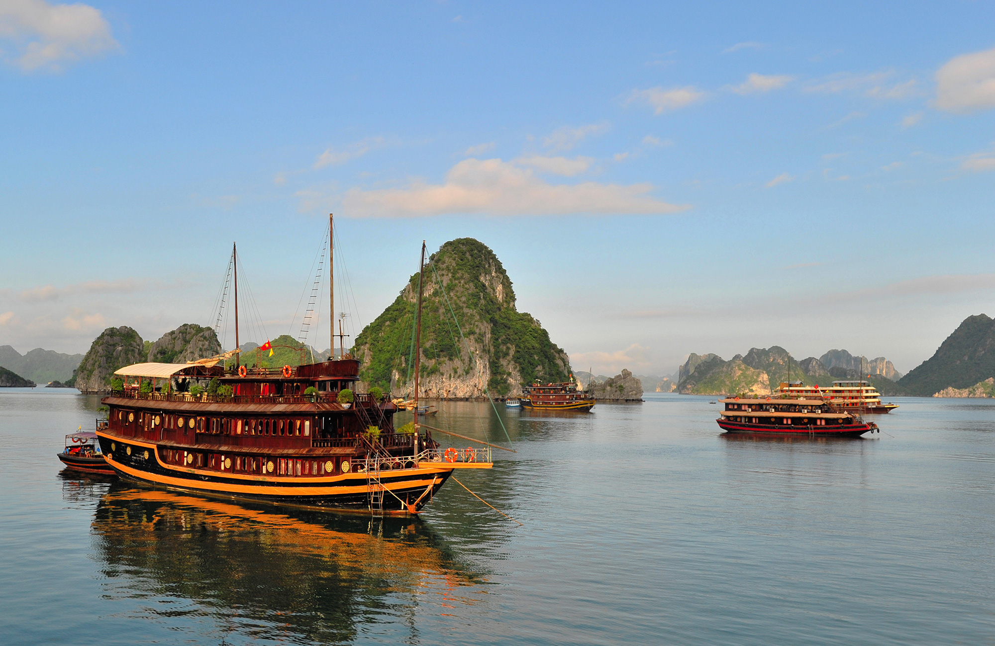 sailing-vietnam-halong-bay-junks-cover