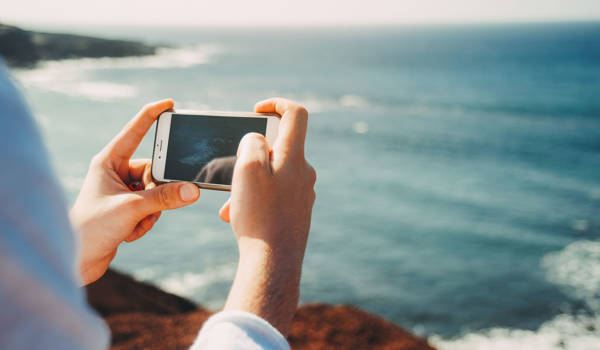 travel-planning-using-smartphone-abroad-cover