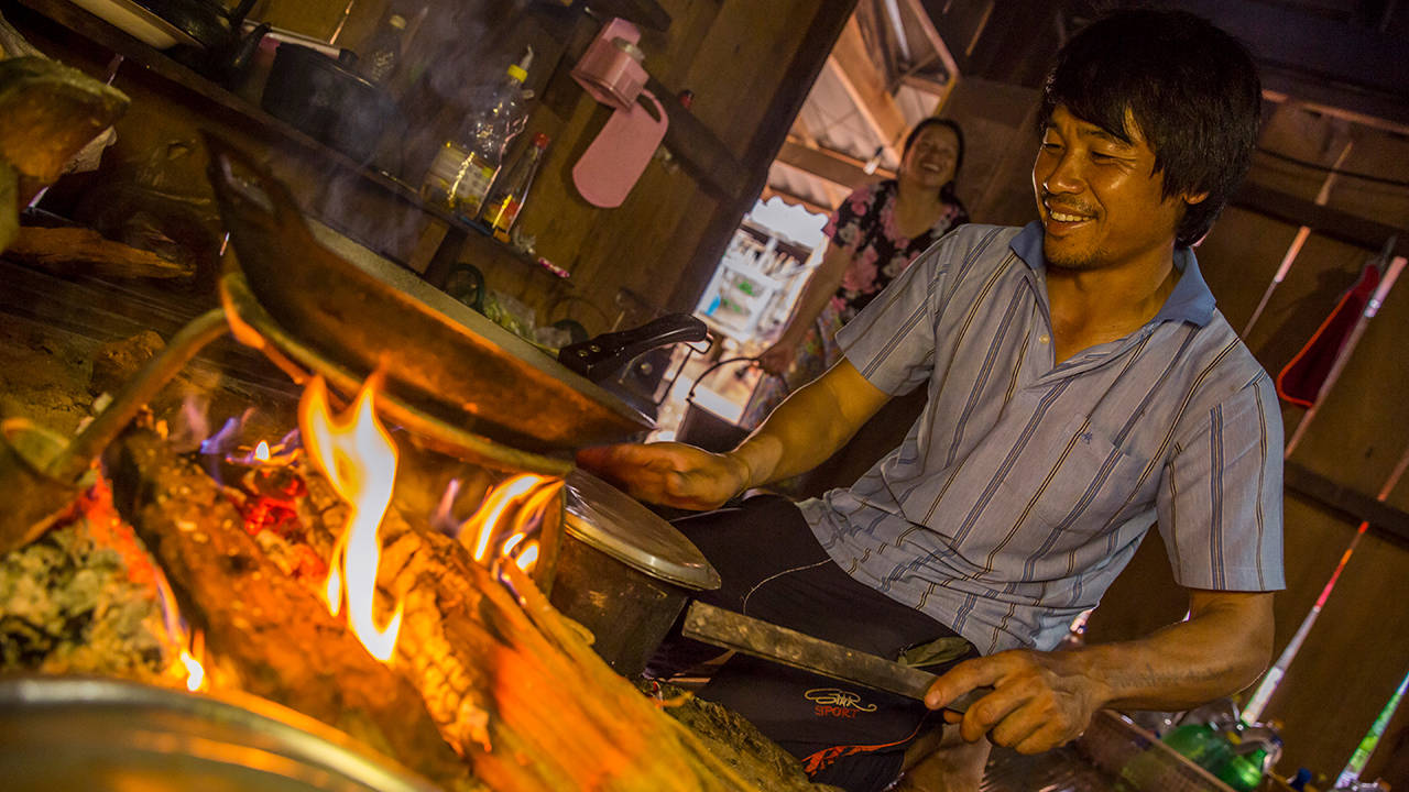 Man kookt op het vuur | 5 tips voor reizen in Thailand | KILROY