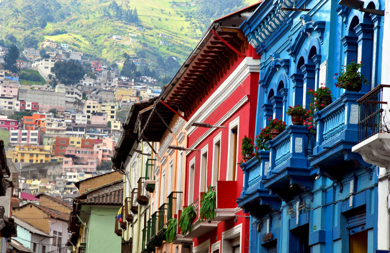 Een kleurrijke straat in Banos, Ecuador