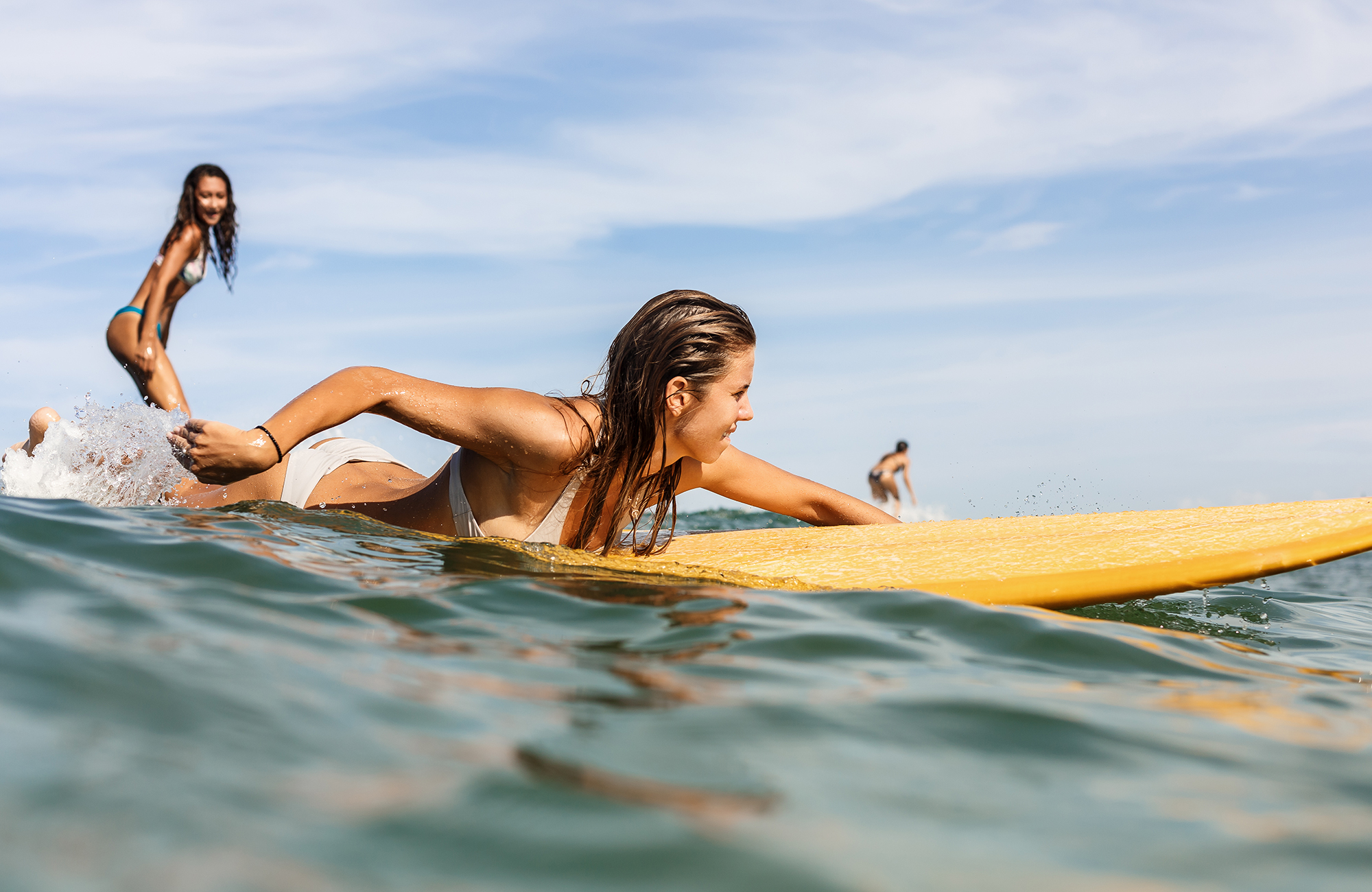 Twee vrouwelijke surfers in Australië