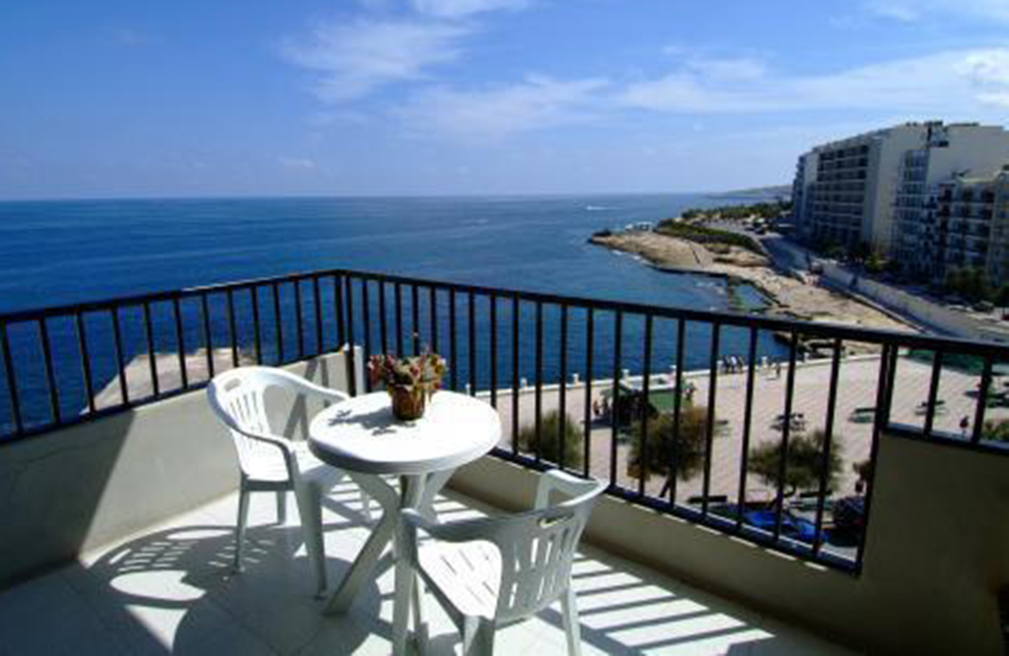 Een balkon van het Roma Hotel in Malta