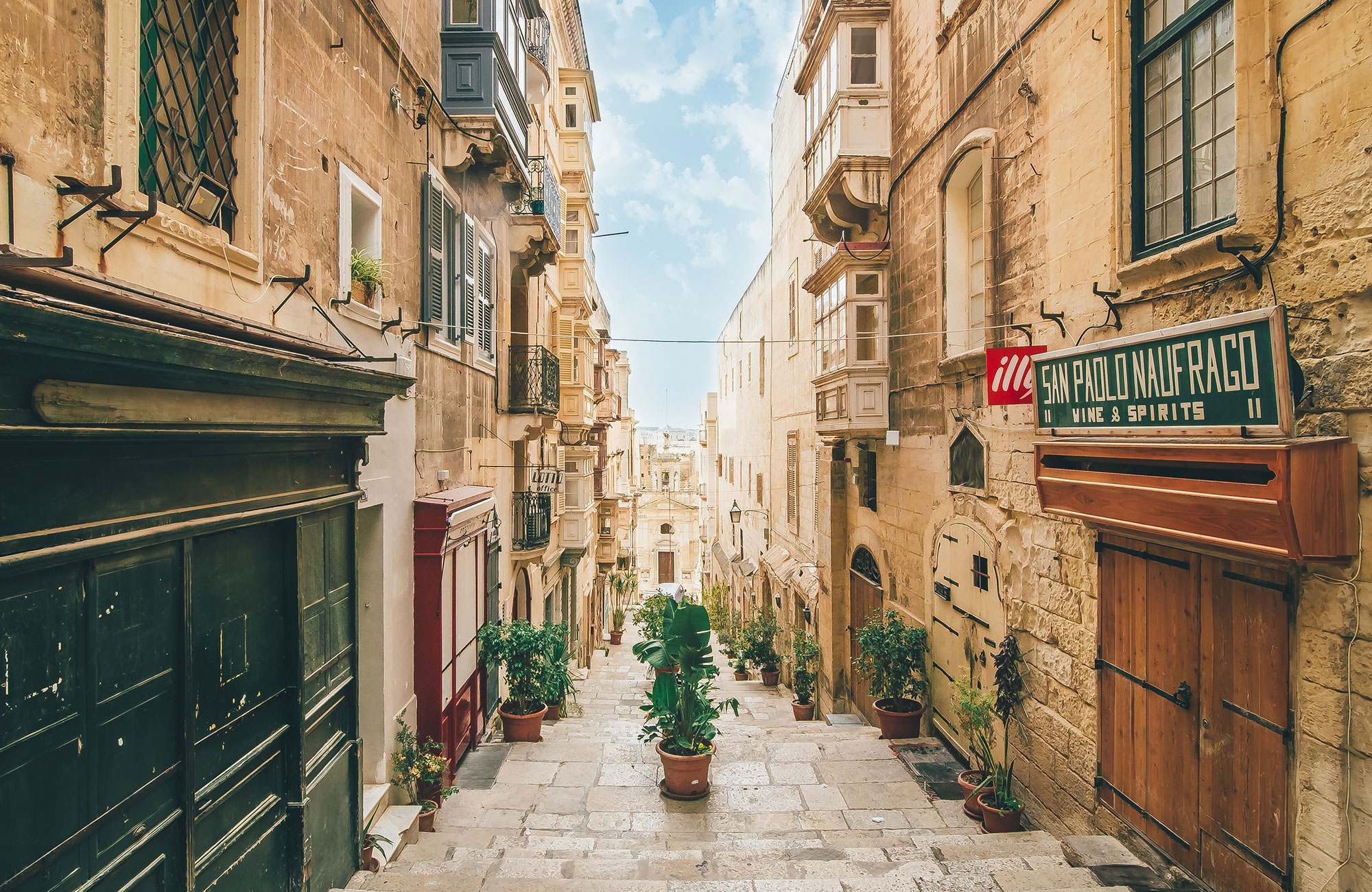 Wandel door de gezellige straatjes tijdens je studiereis naar Valetta op Malta.