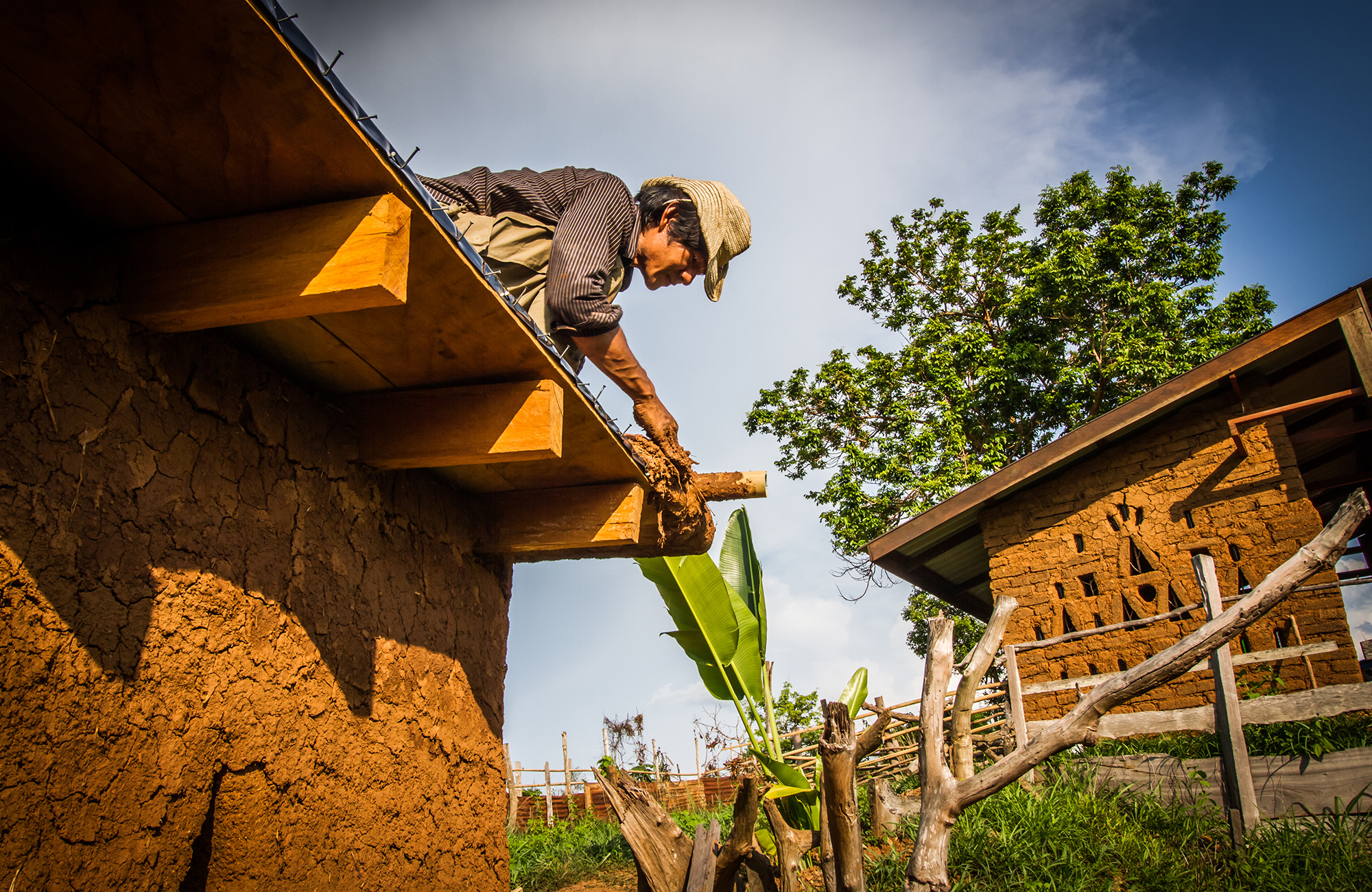 volunteering-laos-builder-making-roof-cover