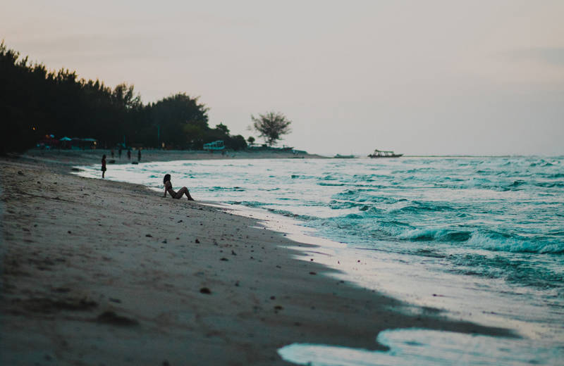 Rustig strand aan de Gili-eilanden in Indonesië