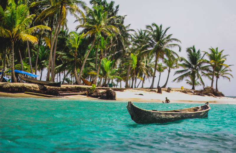 Een traditionele boot aan de San Blas eilanden van Panama