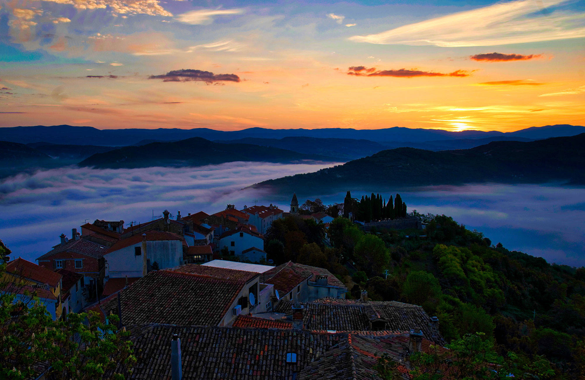 Potovun bij zonsondergang in de mist in Kroatië | Reizen naar de Balkan | KILROY