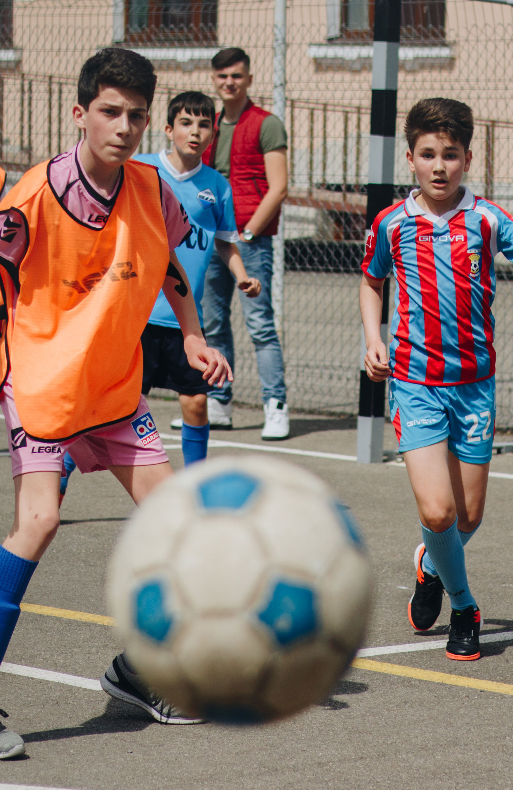 Kinderen die voetbal spelen in Argentinië