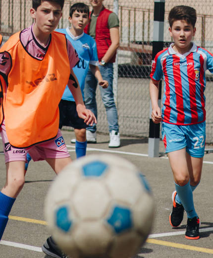 Kinderen die voetbal spelen in Argentinië