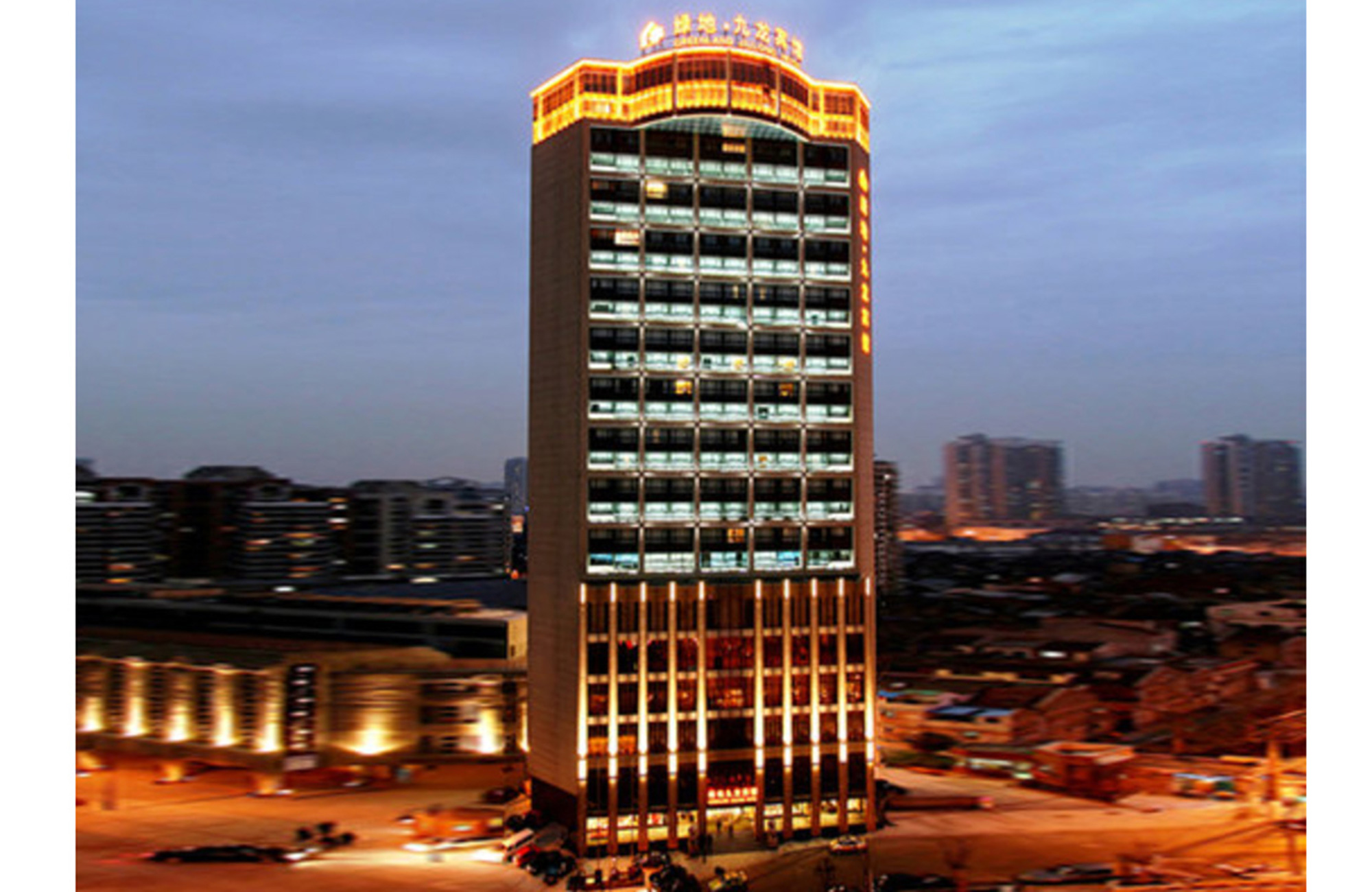 Greenland Julong Hotel in Shanghai gezien vanaf de buitenkant