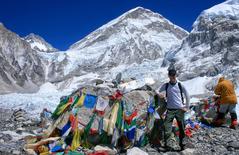 mount-everest-nepal-himalayas-base-camp-man-posing