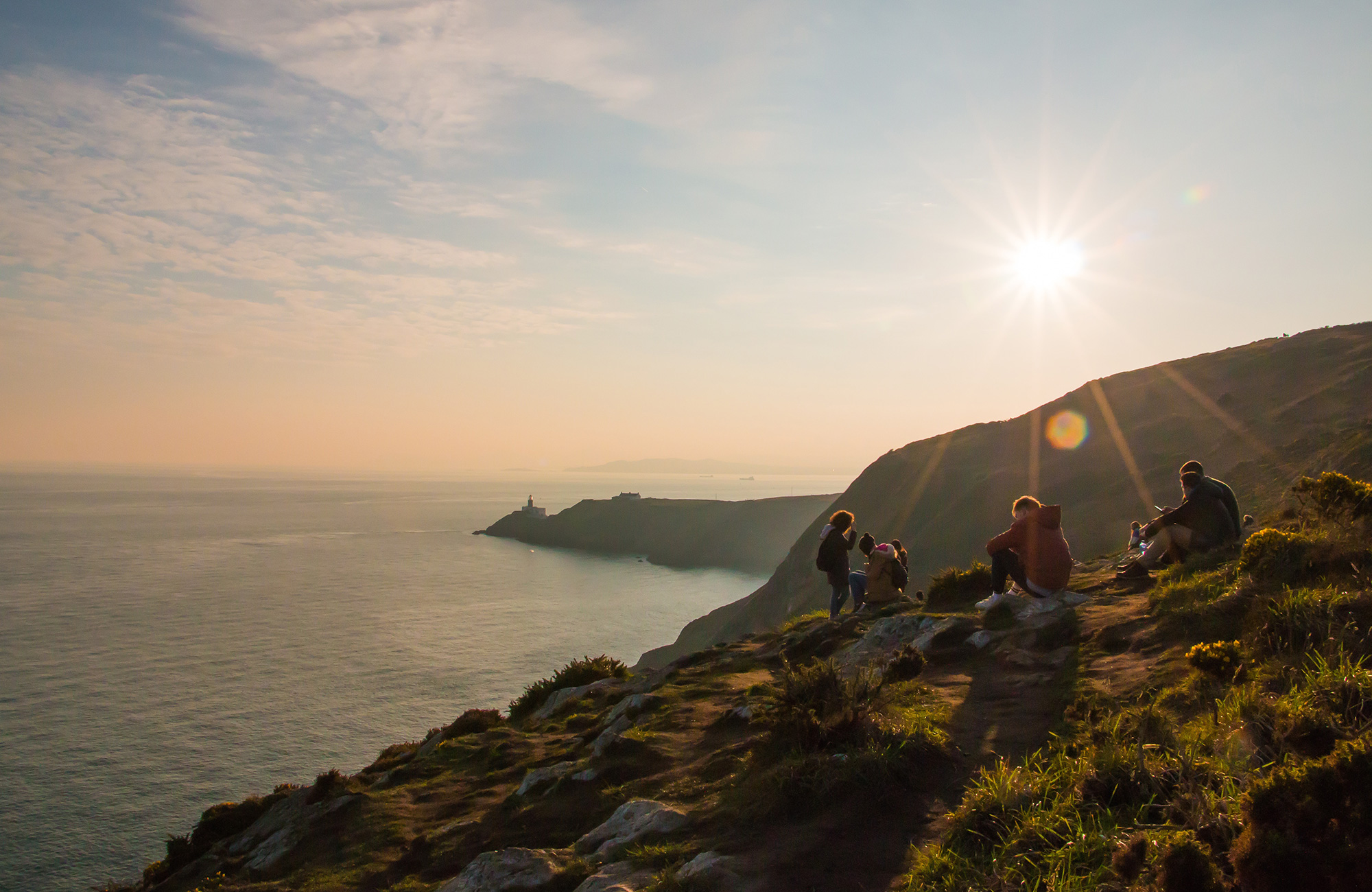 en gruppe på vandretur i irland på studieturen til irland