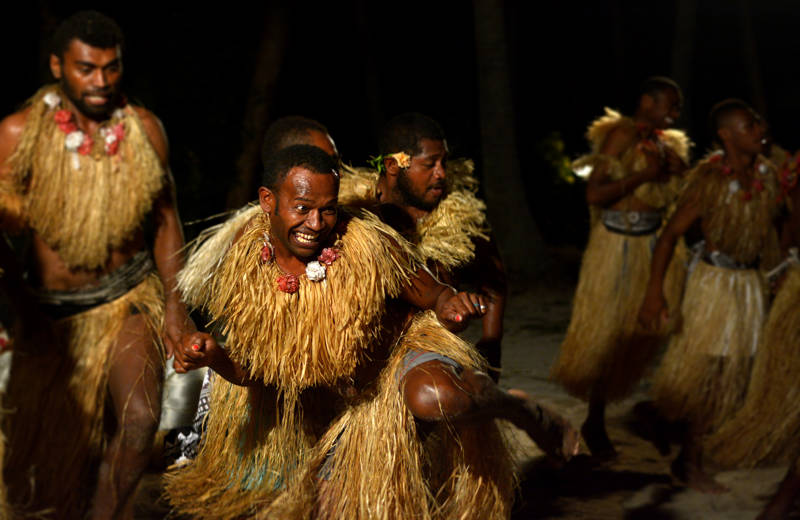 fiji-local-men-meke-wesi-spear-dance