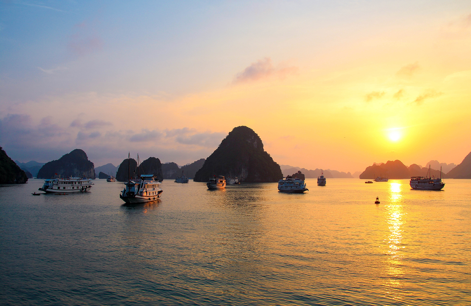 halong-bay-vietnam-sunset-boats