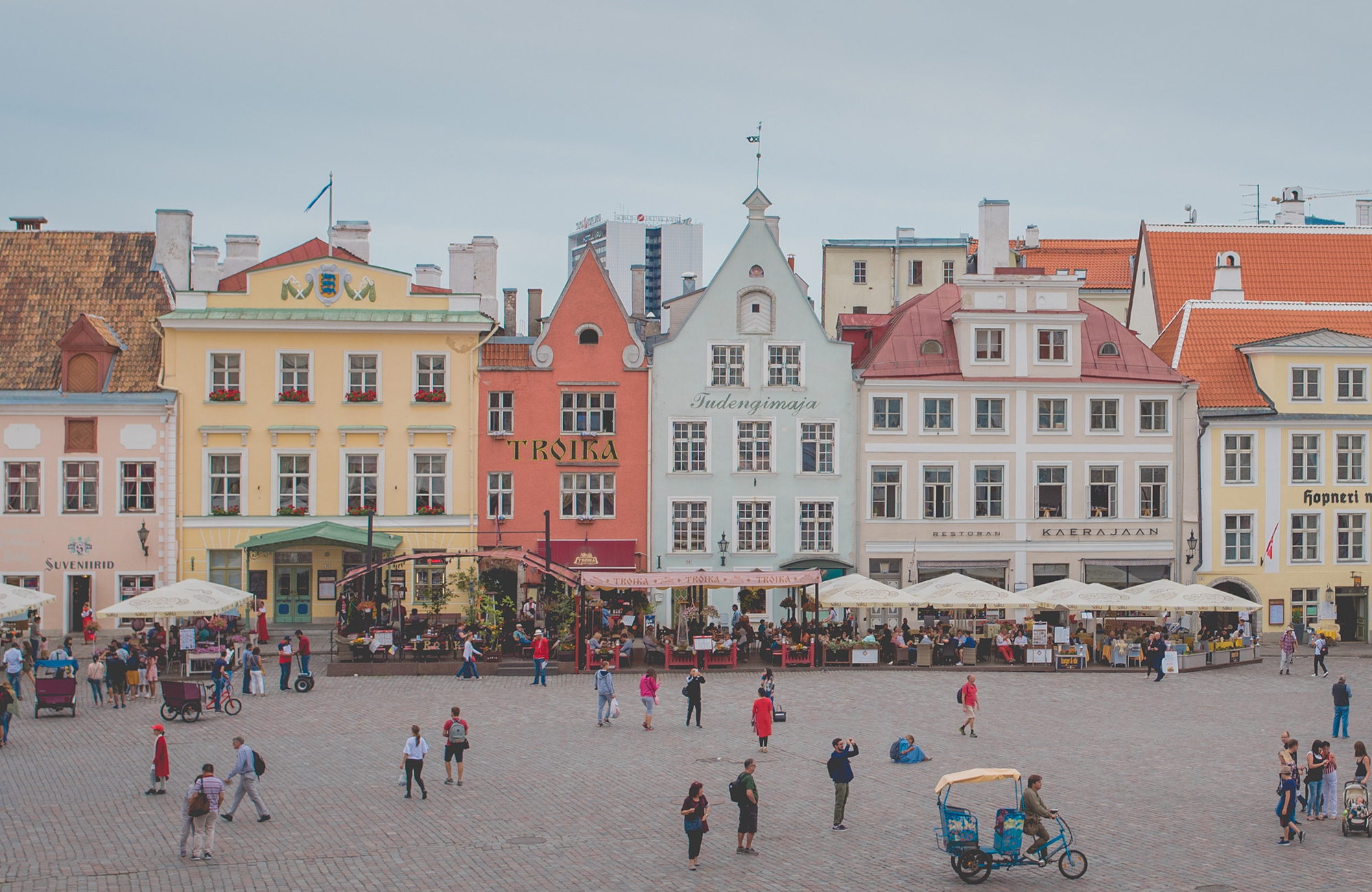 farverige bygninger i estland