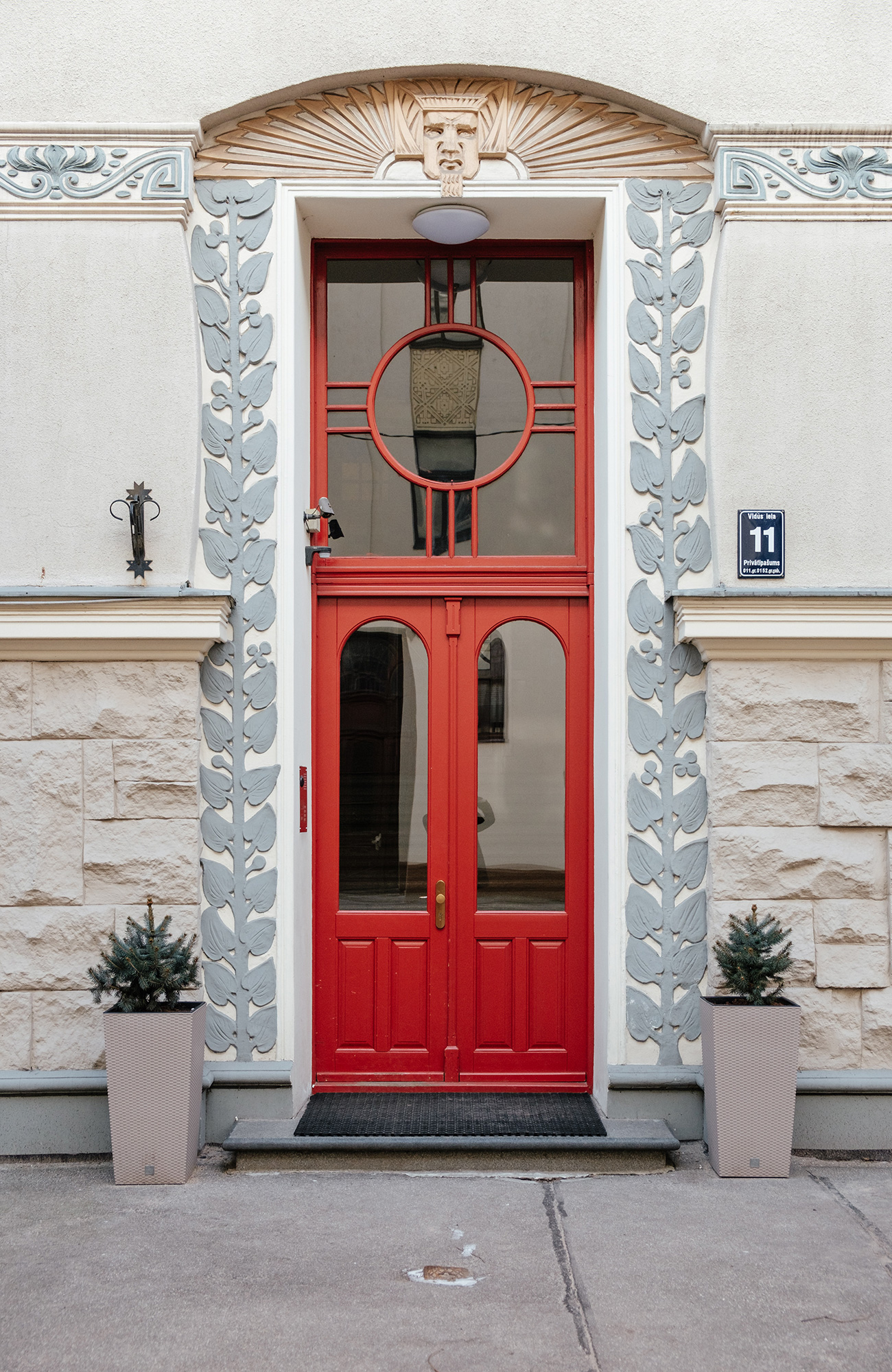 se en flot rød dør på studieturen til riga