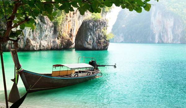 Longtailboot op de zee bij Krabi in Thailand