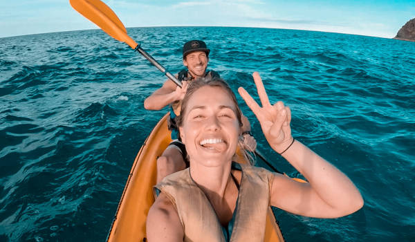 australia-couple-kayaking-selfie