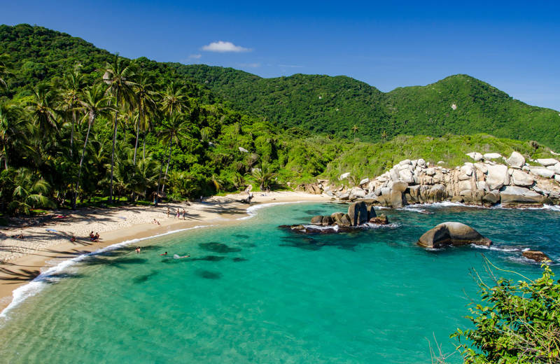 Een strand bij de jungle in Tayrona National Park in Colombia