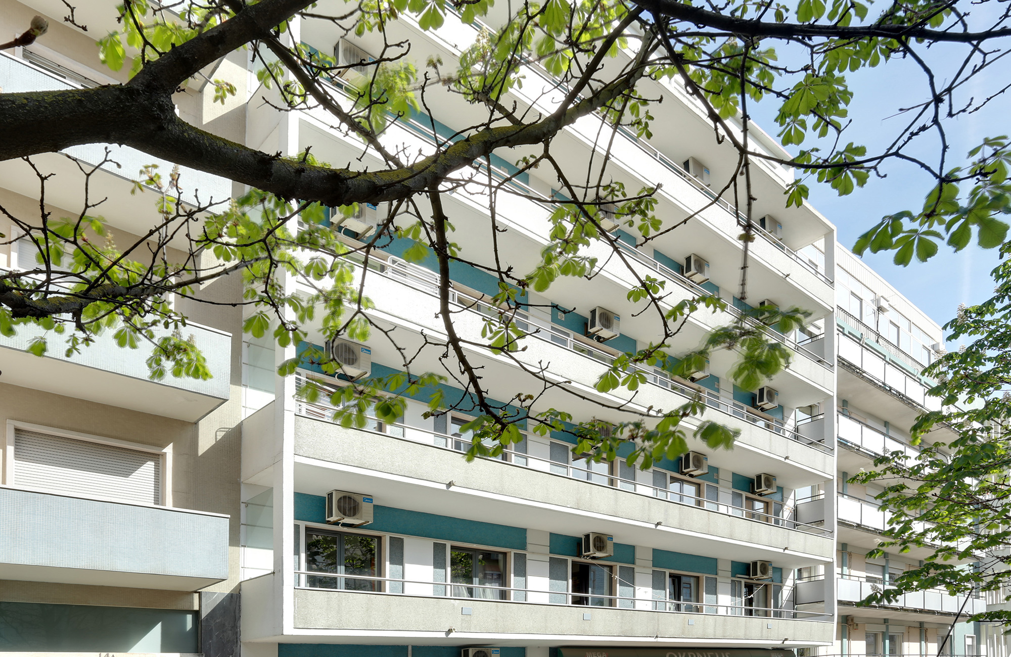 Het balkon van Hostel Hans Brinker in Lissabon