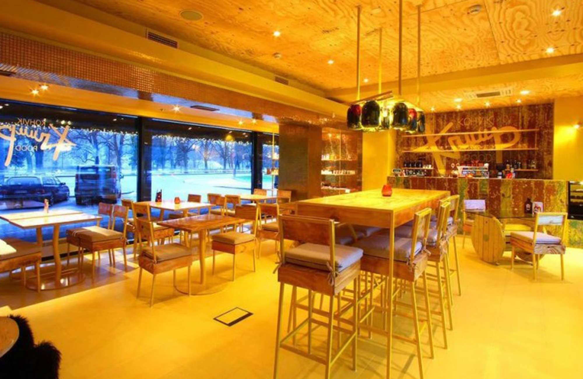 Het sfeervolle, modern ingerichte restaurant van Go Hotel Schnelli in Tallinn met houten interieur.