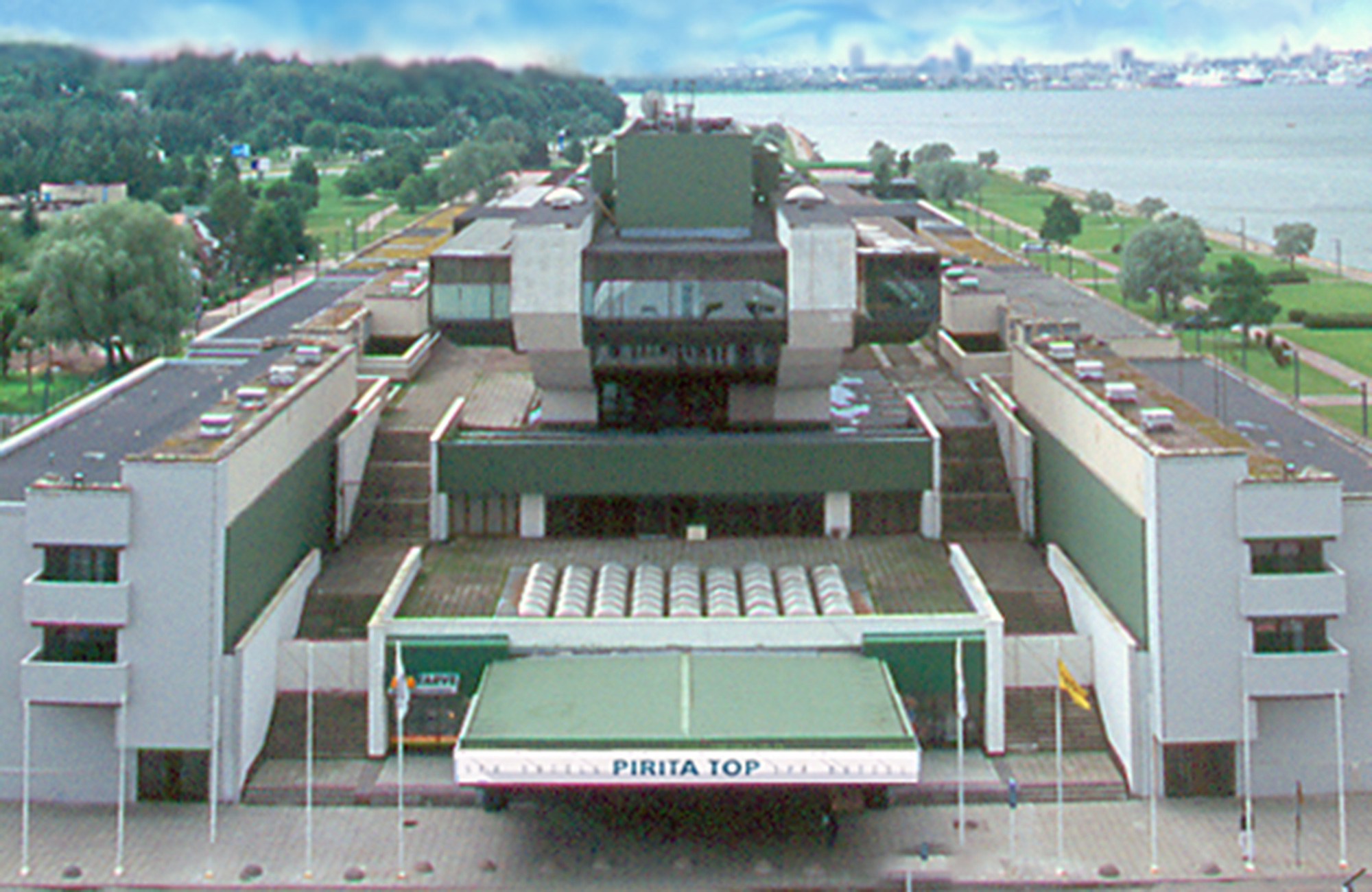 Zicht van bovenaf op de iconische, groen-witte architectuur van het Pirita Spa Hotel aan de kust van Tallinn.