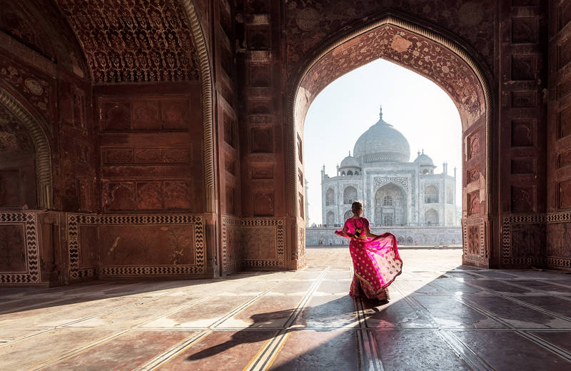 kvinne foran Taj Mahal, Agra, India | KILROY