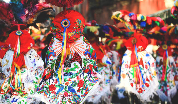 general-mexico-street-dancing-traditional-costumes
