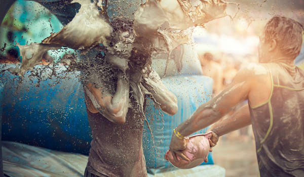 south-korea-boryeong-mud-festival-throwing-mud