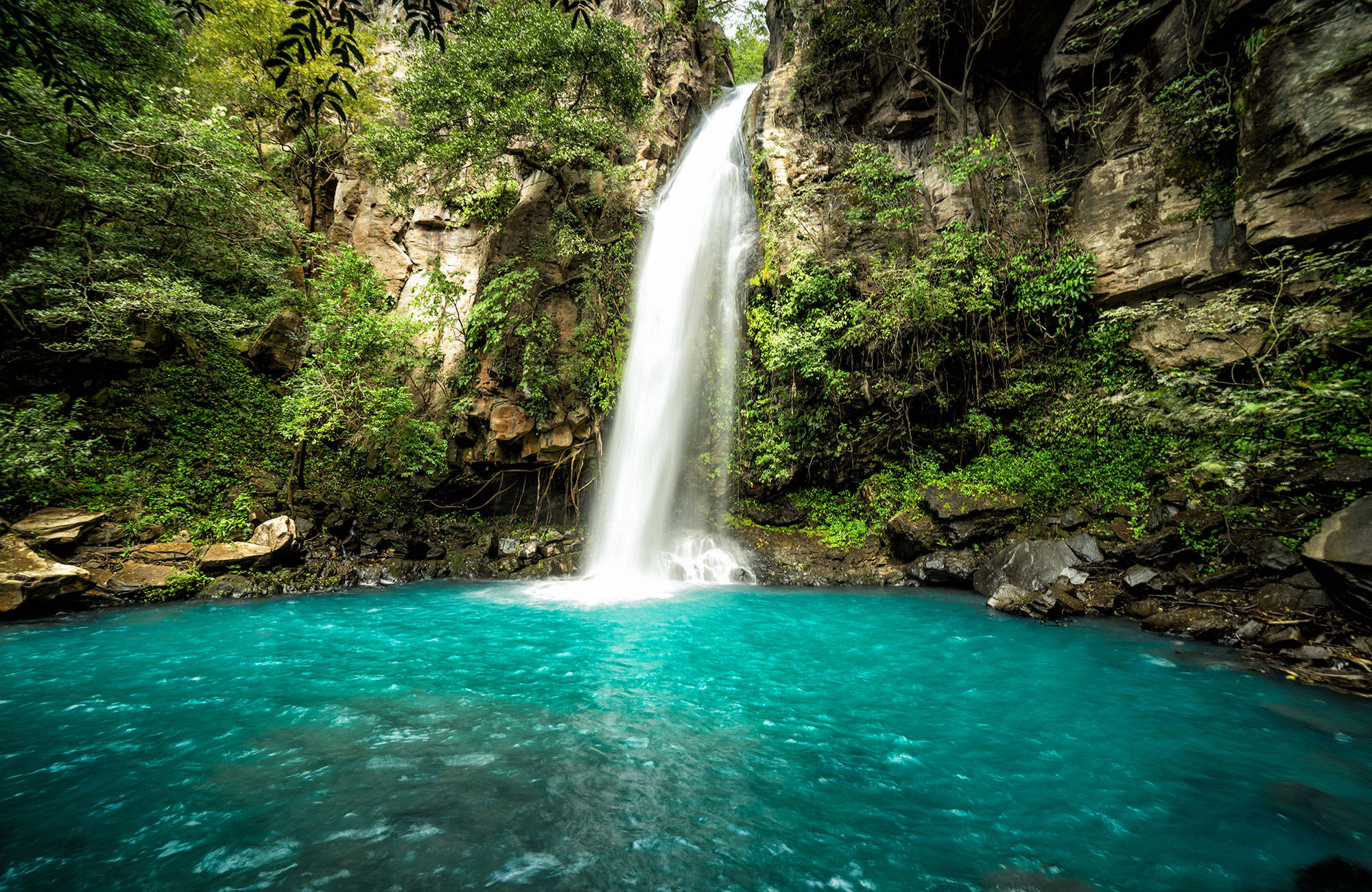Zwem onder een waterval tijdens je rondreis door Costa Rica | Backpacken Costa Rica | KILROY