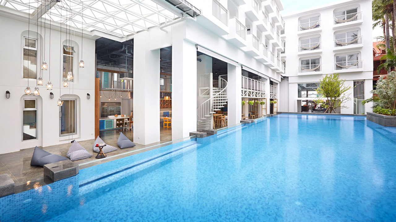 lub-d-phuket-patong-hostel-pool-area5