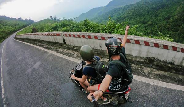 Op de motor op de Hai Van Pass in Vietnam