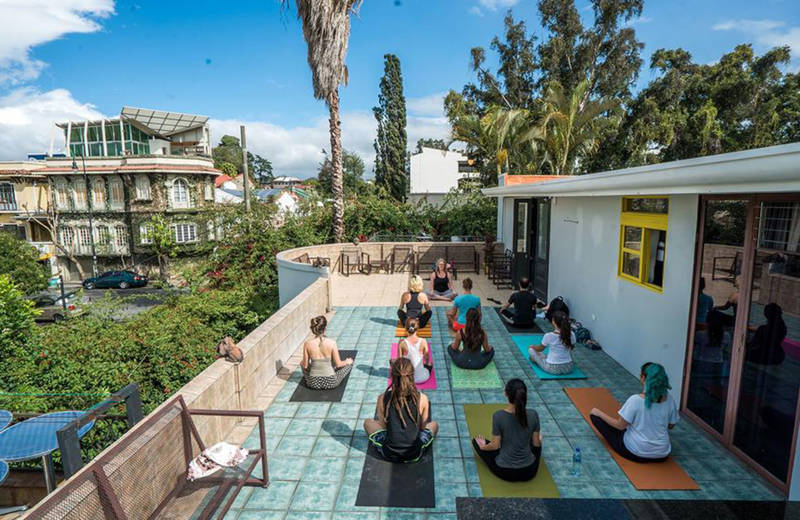 Yoga les op het dak van Selina hostel