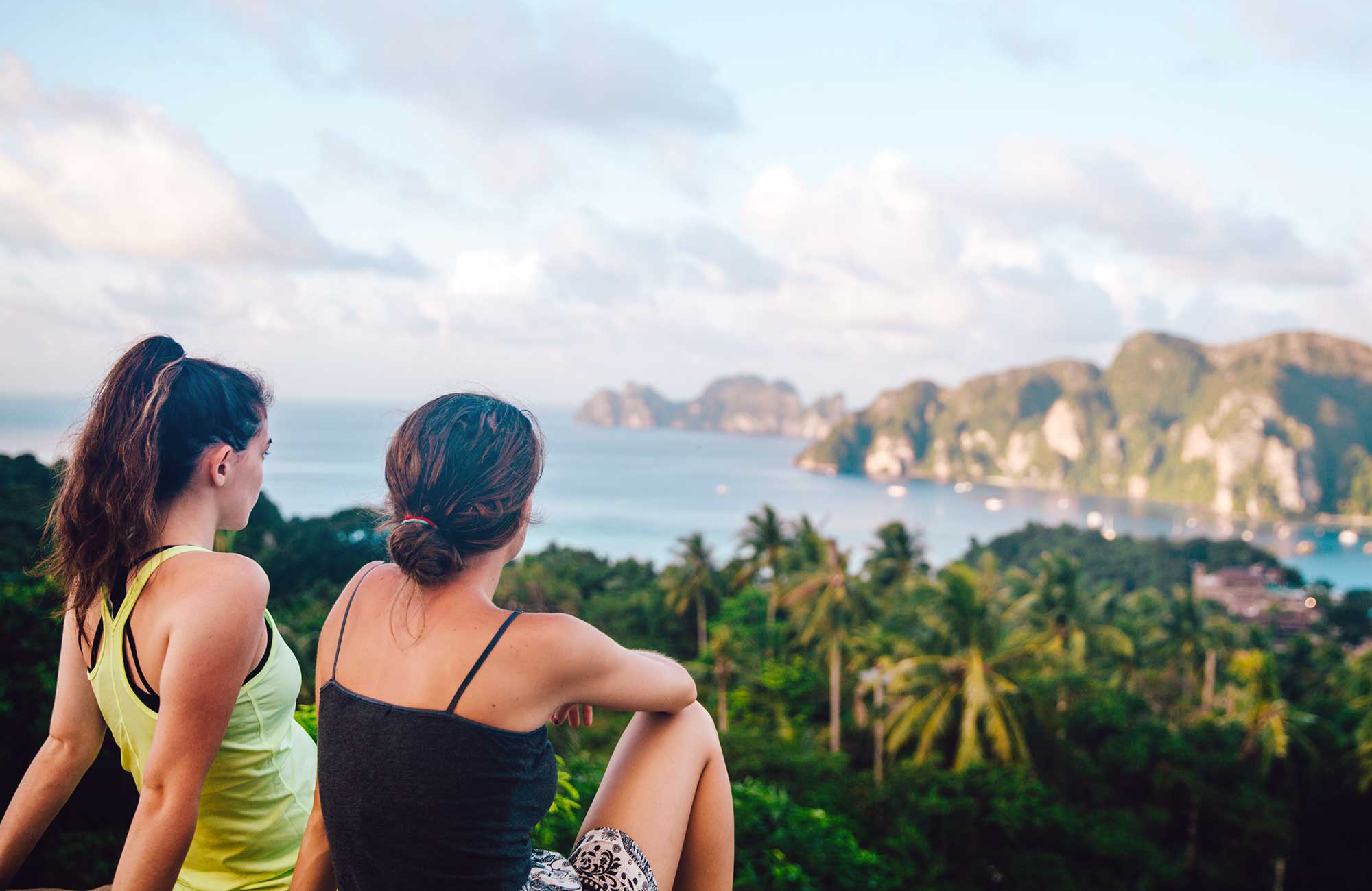 Twee sporters genieten van het uitzicht in Thailand