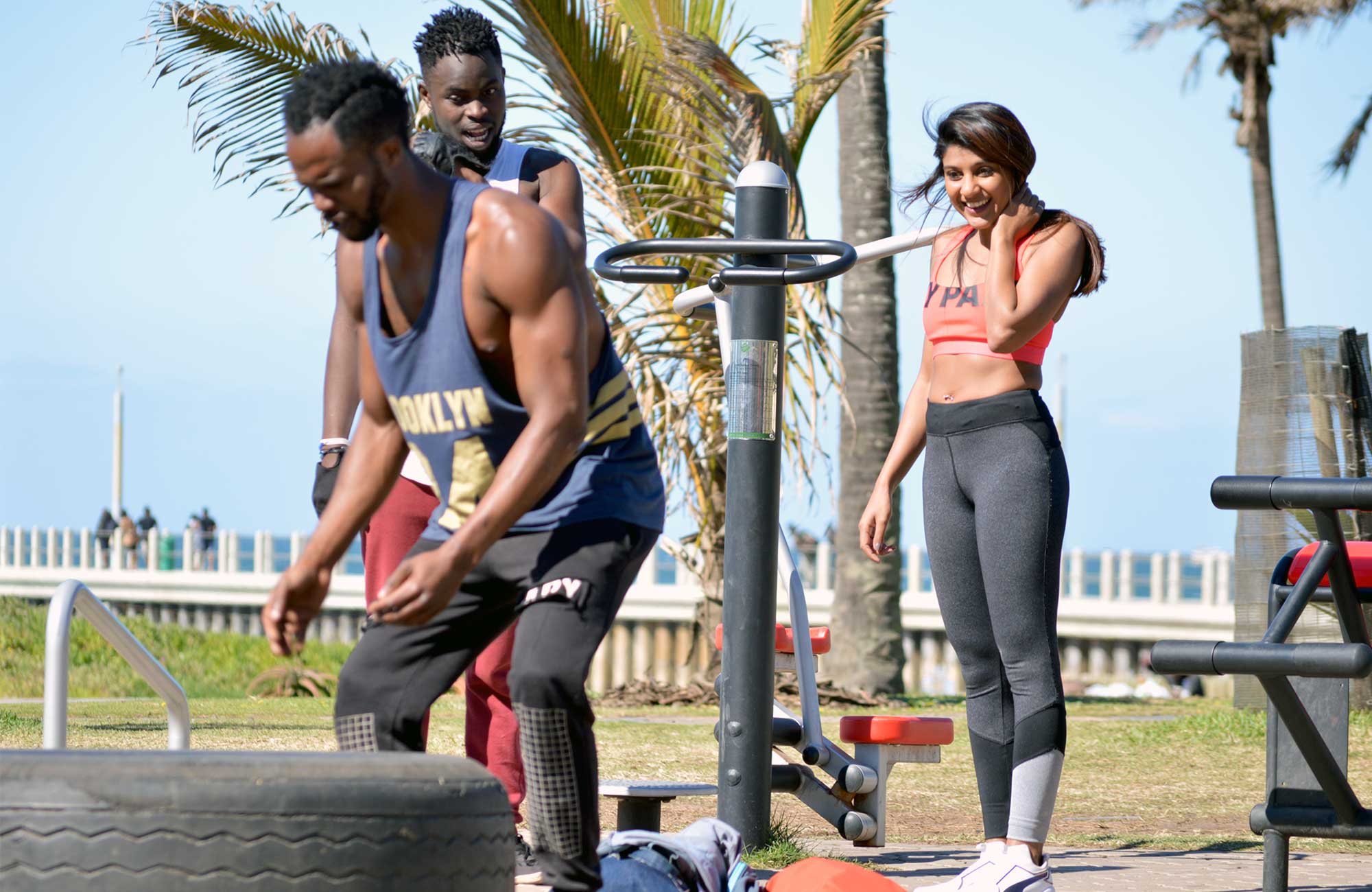 Twee mannene en een vrouw aan het trainen in Durban, Zuid-Afrika