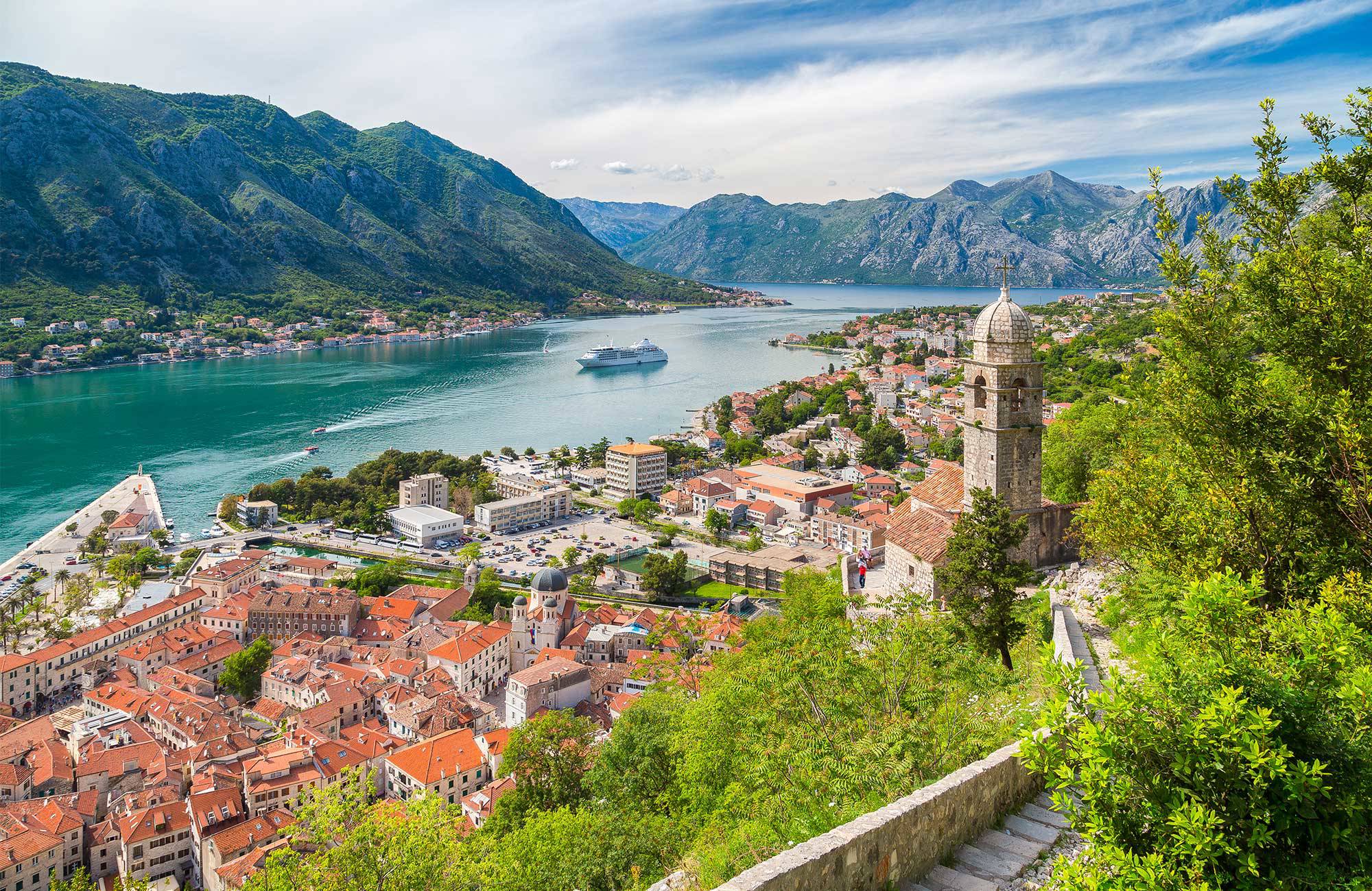 Uitzicht over de baai van Kotor in Montenegro | Reizen naar de Balkan | KILROY