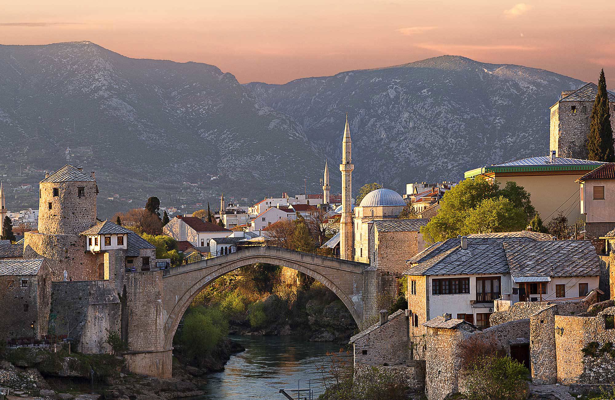 De stad Mostar in Bosnië bij zonsondergang | Rondreis Kroatië, Bosnië, Montenegro & Albanië | KILROY