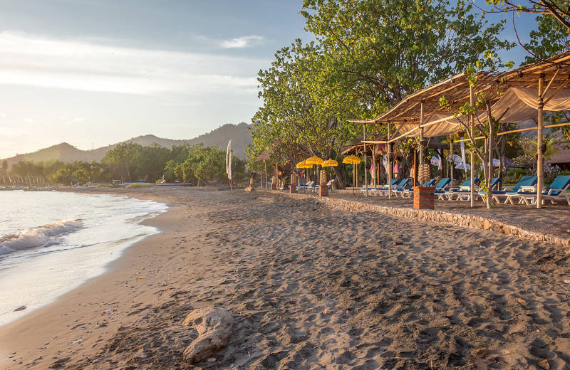 Zandstrand Pemutran op Bali in Indonesië
